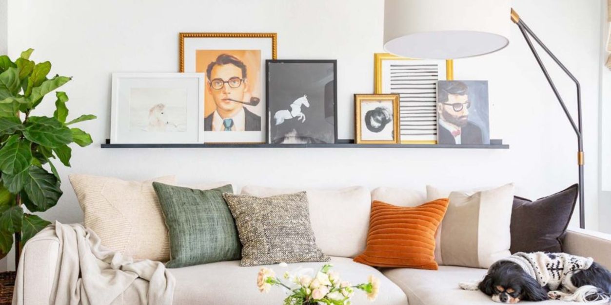 Cara Menata Foto di Dinding Ruang Tamu